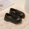 Sapatos Pequenos de Couro para Meninas Primavera e Outono Novos Estilo Coreano Sapatos de Couro Versáteis Mocassins Estilo Britânico Sapatos Planos Pretos Sapatos para Apresentação Escolar