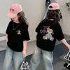 Camiseta Manga Curta Infantil Feminina com Estampa de Desenho Animado com Letras, Novo Estilo de Verão, Blusa Soltinha Estilosa 100% Algodão para Crianças e Meninas