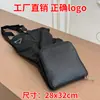 Uma bolsa com dois estilos diferentes: uma bolsa de travesseiro com zíper retrátil e uma bolsa tote patchwork de nylon e couro em cores de doce, perfeita para o trajeto
