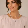 Collar de cadena de clavícula de estilo frío europeo y americano con costuras de perlas y doble capa apilada con cadena de amor dorada
