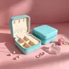 Artículos en Stock Caja de Joyería de Cuero PU Caja Portátil para Guardar Accesorios Tres Anillos Dorados Caja para Guardar Collares Pulseras