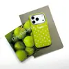 El diseño del sofá con estampado de lunares es adecuado para fundas de teléfono iPhone 16 Pro Max, y es un diseño nuevo y minimalista para la serie Apple 17, con una carcasa rígida.