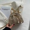 La pequeña bolsa retro popular de este año para mujer 2022 nuevo verano bolsa de cubo con cordón de diamantes brillantes bolsa de mensajero con cadena ins
