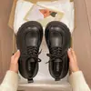 Sapatos Rasos Loafers Versáteis Estilo Britânico Outono/Inverno 2026 Novos Retro Preto Aumenta Altura Sola Grossa Cadarço Pequenos Sapatos de Couro Feminino