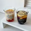 Copo com Tampa Flip-Top Estilo Ins com Sensação de Luxo Leve e de Alta Qualidade, Copo de Água de Vidro com Letras, Copo para Café com Leite, Copo de Presente Promocional para Mulheres