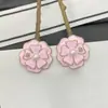 Nuevos Pendientes Chanel-Style Doble C Camelia Rosa con Logo, Aguja Plateada, Pendientes de Lujo de Alta Gama para Mujer 2025