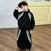 2323 Traje Deportivo de Otoño para Niños 2026 Nuevo Cortavientos para Niños Conjunto de Dos Piezas Moda de Primavera y Otoño para Niños