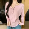 K6302 Camiseta de Manga Larga con Cuello Henley y Botones a Presión Estilo Coreano para Mujer Otoño Temprano Ajustada con Cintura Fruncida Adelgazante Base de Algodón