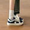 Tênis estilo coreano inspirado em faculdade com estampa de estrelas para mulheres, novos sapatos atléticos casuais de primavera/outono brancos, tênis de skate versáteis com sola grossa