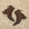 Combina con jeans y botines para mujer 2026 Nuevas faldas a juego botines tacón grueso tacón medio adelgazante otoño e invierno botas de tacón alto nude