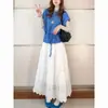Conjunto de moda feminino de três peças para primavera e outono com design exclusivo de acinturar, colete azul e saia midi com estampa floral
