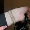 Pulsera Abierta Cruzada Multicapa de Pedrería Estilo Europeo y Americano, Exquisita y Versátil para el Uso Diario, Joyería de Lujo Ligero de Alta Gama para Mujeres