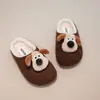 Lindos zapatos estilo Birkenstock para niñas, nueva colección otoño/invierno 2026, modernos zapatos de algodón de suela suave, pantuflas de interior con temática de perritos
