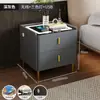 Mesa de Cabeceira Simples e Confortável Estilo Casa Tampo em Rocha Estilo Celebridade da Internet Moderna Luxo Leve Italiano Multifuncional Armário de Cabeceira Inteligente