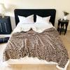 Manta Jacquard Catiónico Tafetán al por Mayor Otoño e Invierno Estampado de Leopardo Manta Casual Manta de Terciopelo de Cordero Doble Capa Manta para Sofá y Aire Acondicionado
