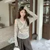 Talla Grande Hermana Gordita Estilo Deseo Puro Camiseta de Manga Larga con Escote en V, Ribete de Encaje, Lunares de Corazón, Cintura Ceñida, Top Adelgazante