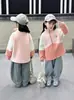 Jaqueta de Lã Infantil Estilo Novo 2026, Blusa para Bebê, Roupa de Primavera, Camisa Moderna com Gola Alta e Zíper