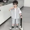 Roupas de Verão para Meninos Conjunto de Três Peças Cinza com Colete Workwear Verão 2026 Novo Estiloso Fresco Bebê Conjunto Fino de Manga Curta Tendência