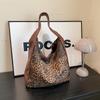 Bolso con estampado de leopardo para mujer, gran capacidad, nuevo bolso de compras informal para otoño e invierno de 2024, bolso de mano para ir al trabajo y combinar con todo.