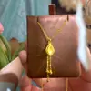 Diseño de nicho de lujo ligero con brillo deslumbrante, collar de gota de escamas de dragón huecas CNC con borlas, joyería de regalo