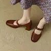 Sapatos de Salto Alto Quadrados Chunky Retro Estilo Francês para Mulheres 2026 Novo Modelo Sapatos Femininos com Tira Única Sapatos Rasos de Couro