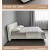 Cama doble minimalista italiana con diseño flotante, cama doble tapizada simple y moderna, adecuada para dormitorios principales y apartamentos pequeños, con una cama de tela en forma de bloque