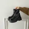 Botas de plataforma de tacón grueso estilo británico blanco para mujer, nuevo modelo otoño 2026, versátiles, que aumentan la altura, con suela blanda, adelgazantes, botines ecuestres