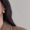Explosiones Otoño e Invierno 2024 Pendientes de Flor en Forma de C Estilo Simple de Metal Distinctivos Tachuelas Moda Pendientes Elegantes para Viajes al Trabajo para Mujeres