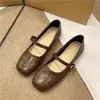 Zapatos de salón bajos de punta cuadrada estilo francés para mujer, nuevo modelo otoño 2026, zapatos delicados para combinar con faldas, zapatos planos Mary Jane de cuero suave