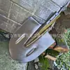 El fabricante produce pala de estilo ruso con una hoja de acero al manganeso engrosada para cavar tierra, plantar y jardinería, así como herramientas agrícolas con una cabeza de pala redonda.