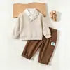 Outono 2026 Novo Conjunto de Roupas Infantis para Meninos Gola Lapela Espinha de Peixe Retro Falso Duas Peças Moletom de Manga Longa Calça Comprida Casual