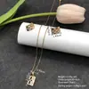 Conjunto de pendientes y collar Xuping estilo vintage de nicho europeo y americano transfronterizo, conjunto de joyería elegante de aleación de cobre, venta al por mayor y hecho a medida