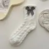 Meias de Dormir de Coral Torcido Espessas Quentes Preto e Branco Outono e Inverno Meias de Casa de Cano Médio com Laço Floral Pequeno Transfronteiriça