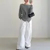 Top de malha de lã com design único de cintura cruzada para mulheres, adequado tanto para usar por baixo quanto por cima.