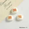 Color té de leche Mika oso de café resina accesorios pequeños hechos a mano DIY agujero de refrigerador hebilla de zapato accesorios para el cabello