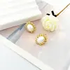 Pendientes de botón de perla retro de lujo ligero, pendientes de diseño de nicho elegantes de alta calidad, pendientes de botón retro barrocos de estilo antiguo para mujer