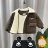 1241 Chaqueta Gruesa de Cuero con Forro de Felpa para Niños 2026 Nuevo Estilo Abrigo de Algodón Fresco de Invierno para Niños Ropa de Algodón de Invierno para Bebé