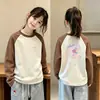 Camiseta de manga larga para niños con diseño de patchwork, nuevo estilo 2026, capa interior de forro polar cepillado para niñas, top de cuello redondo