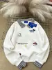 Sudadera con Cuello Polo Estampada de Hello Kitty Estilo Coreano Reductora de Edad para Mujer Nueva Colección Otoño e Invierno 2025 Top Holgado Falso de Dos Piezas