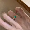 Anillo cuadrado vintage de nicho color verde oliva para mujer, hecho de circonita de imitación, ajustable para el dedo índice