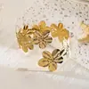 Pulseira de Flor Metálica Plissada Transfronteiriça Europeia e Americana Estilo Doce Gentil Anel de Mão Luxo Leve Alto Padrão Versátil Joia de Mão Venda por Atacado