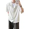 Camisa de seda helada de verano con cuello camisero de manga corta, estilo de dos piezas falso, estilo old money, corte holgado, abotonada, transpirable, moderna, camisa de hombre de alta gama