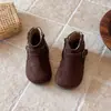 Botas para meninas 2026 outono e inverno novos sapatos infantis couro macio botas de tornozelo retrô botas simples para bebês botas Birkenstock estilosas