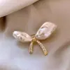 Broche de lazo de perla barroca de alta gama para mujer, delicado ramillete pequeño, elegante alfiler con hebilla antideslizante, accesorio de ropa