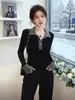 [Hilo de núcleo] Polo de bloques de color con cuello mao, mangas acampanadas y corte ajustado, perfecto como capa base para los conjuntos de otoño e invierno para mujer
