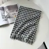 Lenço xadrez versátil para mulheres, lenço de imitação de cashmere xadrez de inverno, fabricante atacadista, xale espesso e aquecedor de pescoço para estudantes