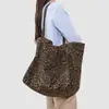 Bolso con Estampado de Leopardo para Mujer 2026 Nueva Moda de Primavera Bolso de Hombro Moderno Gran Capacidad Bolso Tote para la Escuela y el Trabajo