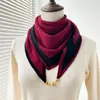 Bufanda Gruesa de Lana Tejida en Blanco y Negro para Mujer, Otoño e Invierno, Hebilla Magnética, Bufanda Triangular de Seda para Proteger el Cuello de Madres de Mediana Edad y Mayores