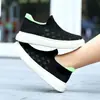 Novo sapato infantil de outono para meninos e meninas, tênis de malha, sapato com trama vazada, sapato tipo meia slip-on, sapatos casuais