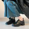 Mocassins de Couro com Cinto Estilo Retrô de Boca Profunda para Mulheres Primavera 2026, Sapatos Simples de Couro Macio para o Dia a Dia com Salto Grosso, Mocassins de Couro Estilo Britânico